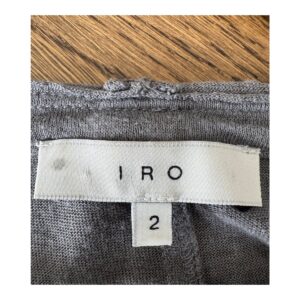 Vestido IRO modelo Romey color gris medio con franjas deportivas azul, blanco y negro en las mangas, detalle de cremalleras frontales y drapeado lateral, en lino 100 %.
