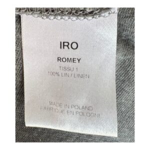Vestido IRO modelo Romey color gris medio con franjas deportivas azul, blanco y negro en las mangas, detalle de cremalleras frontales y drapeado lateral, en lino 100 %.