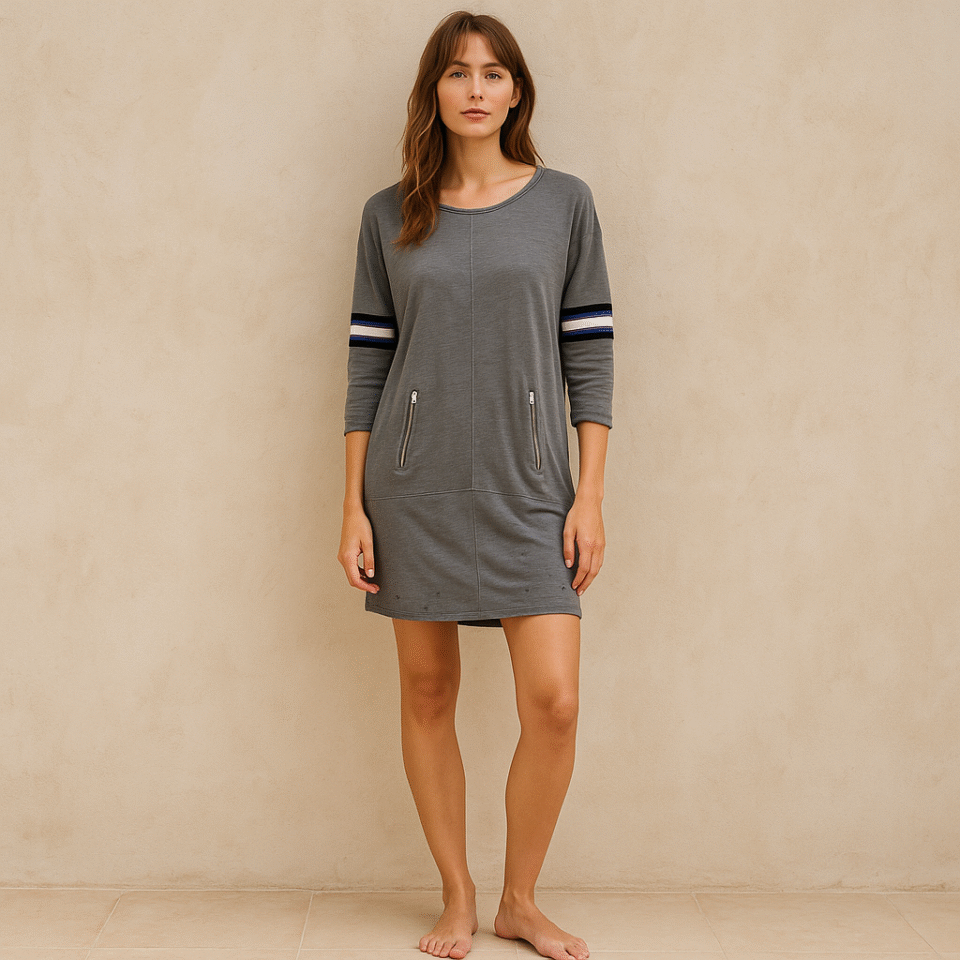 Vestido IRO modelo Romey color gris medio con franjas deportivas azul, blanco y negro en las mangas, detalle de cremalleras frontales y drapeado lateral, en lino 100 %.