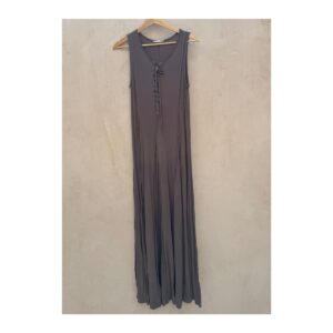 vestido maxi gris topo con silueta fluida y escote con cordón trenzado, acabado sofisticado y caída elegante