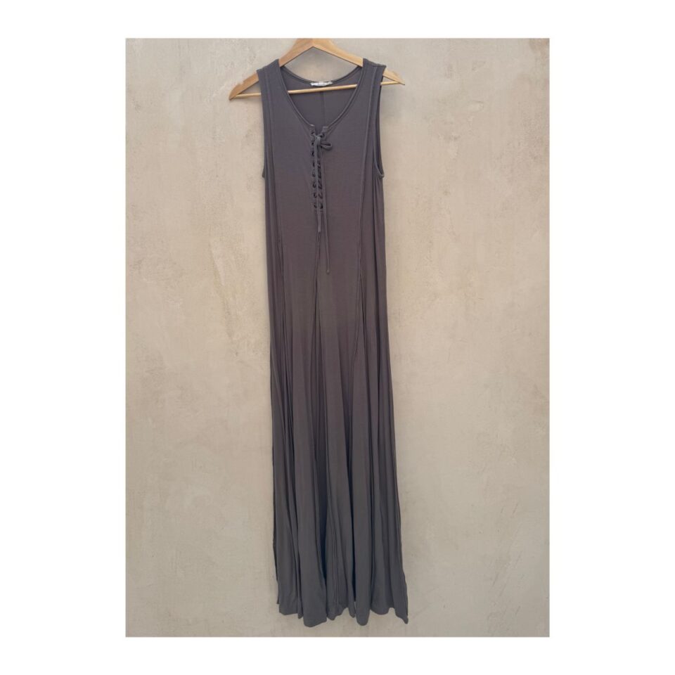 vestido maxi gris topo con silueta fluida y escote con cordón trenzado, acabado sofisticado y caída elegante
