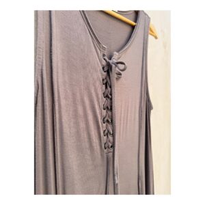 vestido maxi gris topo con silueta fluida y escote con cordón trenzado, acabado sofisticado y caída elegante