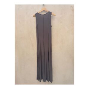 vestido maxi gris topo con silueta fluida y escote con cordón trenzado, acabado sofisticado y caída elegante