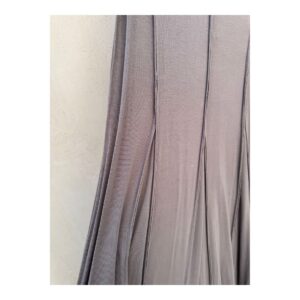 vestido maxi gris topo con silueta fluida y escote con cordón trenzado, acabado sofisticado y caída elegante