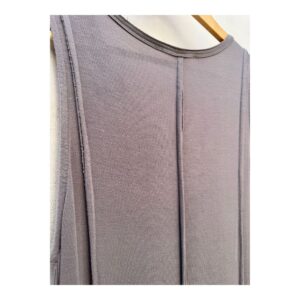 vestido maxi gris topo con silueta fluida y escote con cordón trenzado, acabado sofisticado y caída elegante