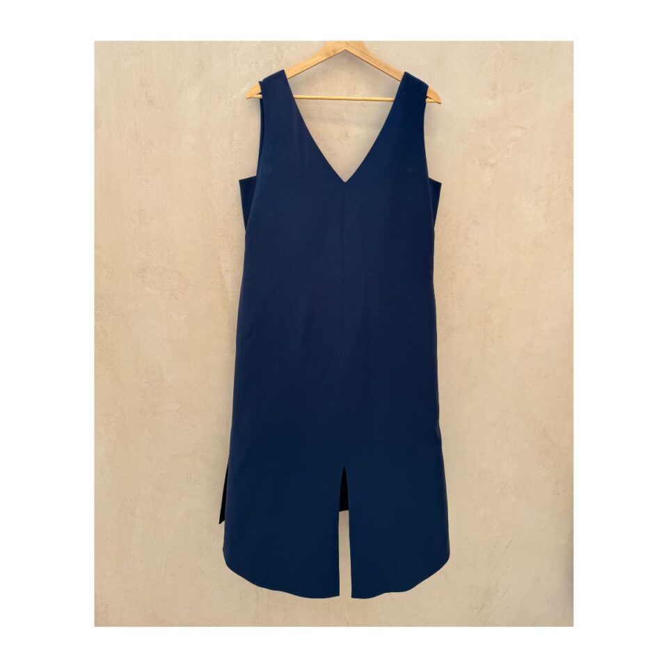 vestido midi azul marino con elegante escote en V, cortes laterales y bolsillos invisibles by Lafayette 148