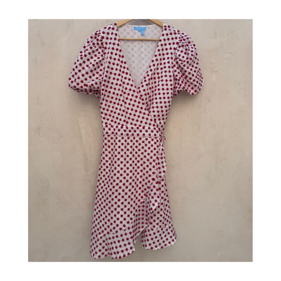 vestido de segunda mano, wrap blanco con bordado floral rojo y mangas abullonadas Draper James, talla L. Ropa usada