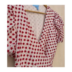 vestido de segunda mano, wrap blanco con bordado floral rojo y mangas abullonadas Draper James, talla L. Ropa usada