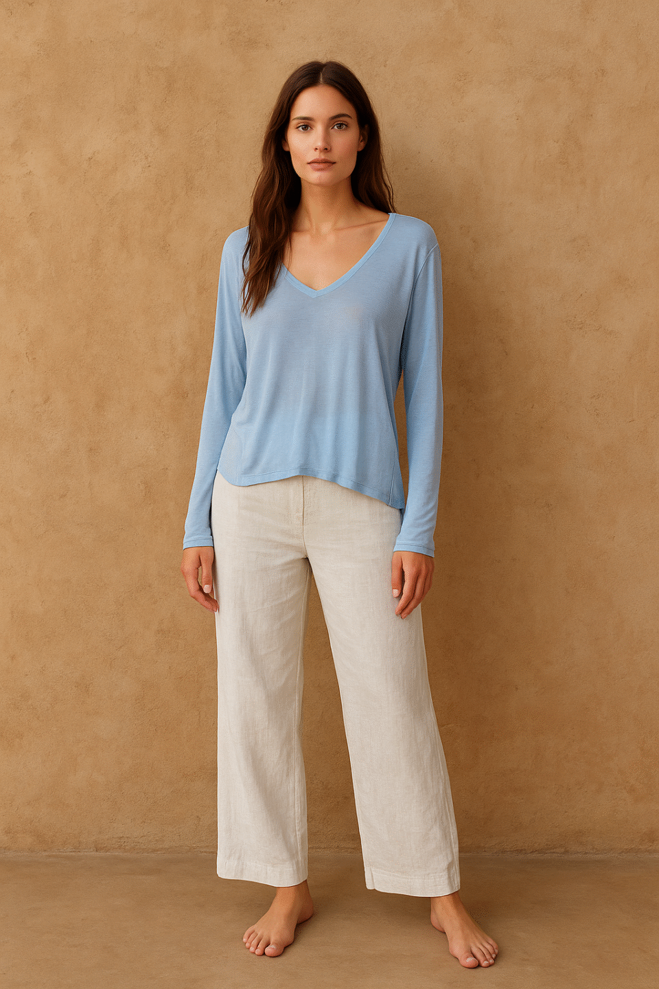 Top We The Free azul hielo, talla XS, en viscosa ultra suave con escote en V de doble capa, thumb holes característicos, detalles raw-edge y bajo asimétrico