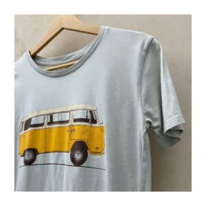Camiseta Wituka algodón orgánico, color pistache pastel con estampado vintage VW T1. estilo retro