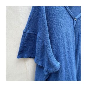 blusa de segunda mano curado por Amelie.100% algodón azul índigo free people estilo oversized con botones y escote en v