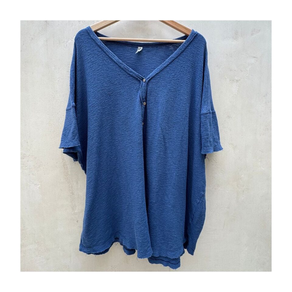 blusa de segunda mano curado por Amelie.100% algodón azul índigo free people estilo oversized con botones y escote en v