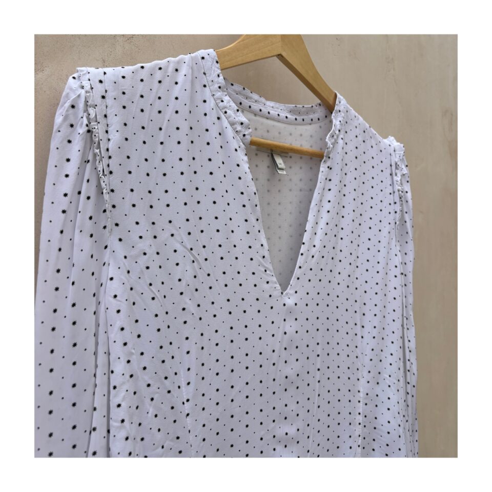 Blusa Joie puntos y estrellas negros en fondo blanco. Talla M, estilo soft girl