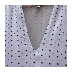 Blusa Joie puntos y estrellas negros en fondo blanco. Talla M, estilo soft girl