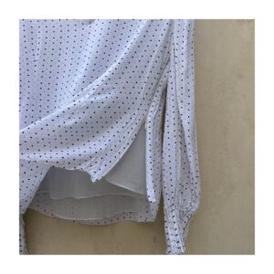 Blusa Joie puntos y estrellas negros en fondo blanco. Talla M, estilo soft girl