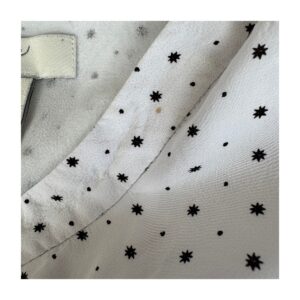 Blusa Joie puntos y estrellas negros en fondo blanco. Talla M, estilo soft girl