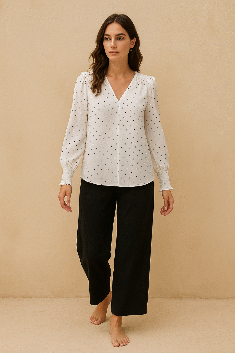 Blusa Joie puntos y estrellas negros en fondo blanco. Talla M, estilo soft girl