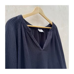 Blusa Mimi Romance de segunda mano, Top de Nation LTD (modelo 1165DG) en gasa de algodón negra, mangas globo y escote en V, talla M, hecha en USA. Ropa usada