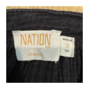 Blusa Mimi Romance de segunda mano, Top de Nation LTD (modelo 1165DG) en gasa de algodón negra, mangas globo y escote en V, talla M, hecha en USA. Ropa usada