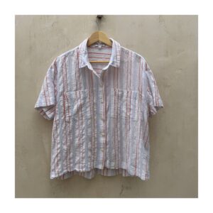 Camisa Madewell de segunda mano blanca con rayas coral en tejido seersucker, manga corta, bolsillos frontales y fit relajado. Talla M. Ropa usada