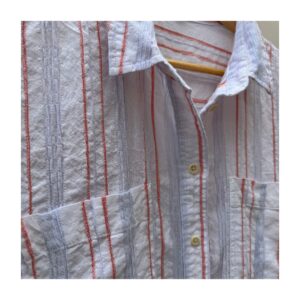 Camisa Madewell de segunda mano blanca con rayas coral en tejido seersucker, manga corta, bolsillos frontales y fit relajado. Talla M. Ropa usada