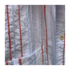 Camisa Madewell de segunda mano blanca con rayas coral en tejido seersucker, manga corta, bolsillos frontales y fit relajado. Talla M. Ropa usada