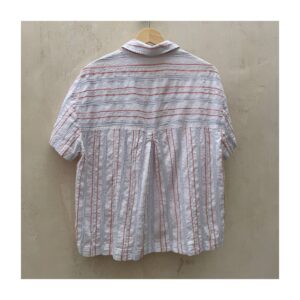 Camisa Madewell de segunda mano blanca con rayas coral en tejido seersucker, manga corta, bolsillos frontales y fit relajado. Talla M. Ropa usada
