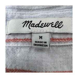 Camisa Madewell de segunda mano blanca con rayas coral en tejido seersucker, manga corta, bolsillos frontales y fit relajado. Talla M. Ropa usada
