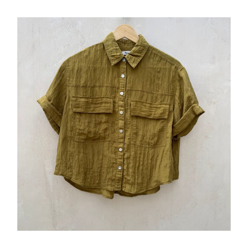 Camisa cropped estilo crinkled de segunda mano, marca Madewell en color spiced olive y talla XS. Oversized. Ropa usada curada por Amelie