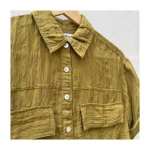 Camisa cropped estilo crinkled de segunda mano, marca Madewell en color spiced olive y talla XS. Oversized. Ropa usada curada por Amelie