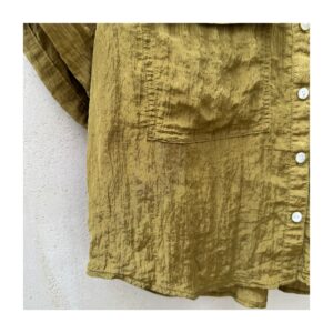 Camisa cropped estilo crinkled de segunda mano, marca Madewell en color spiced olive y talla XS. Oversized. Ropa usada curada por Amelie