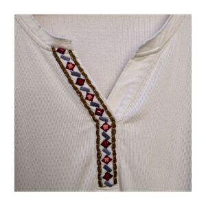 Camiseta blanca con bordado artesanal marca sundance, talla S. Estilo boho chic