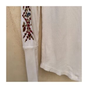 Camiseta blanca con bordado artesanal marca sundance, talla S. Estilo boho chic