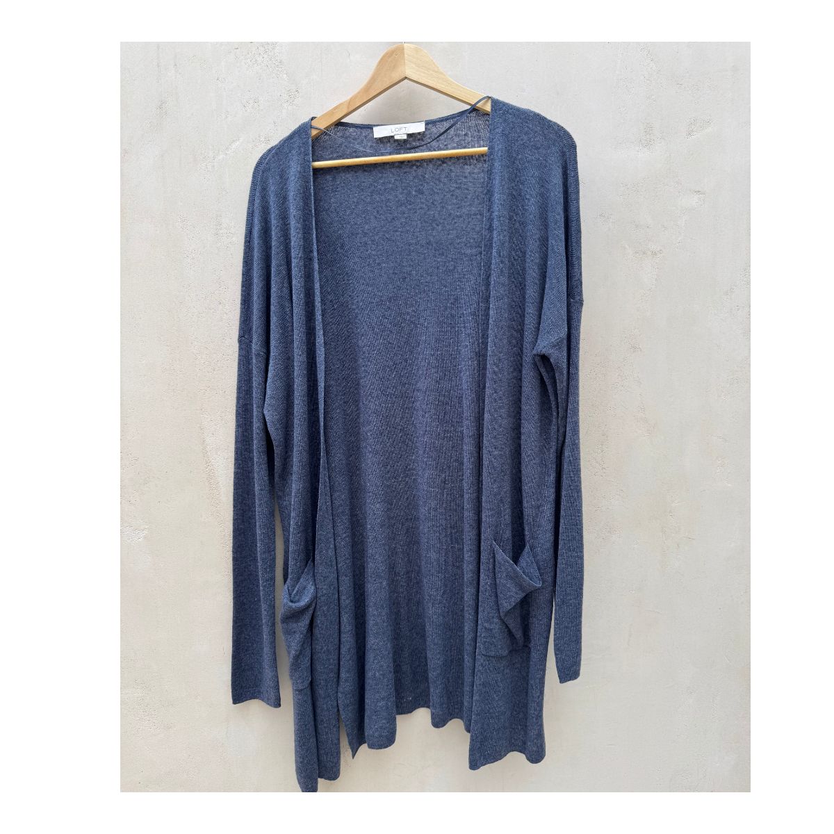Cardigan Loft en azul indigo con mezcla de 55% lino, talla L y estilo minimalista ideal para armario cápsula
