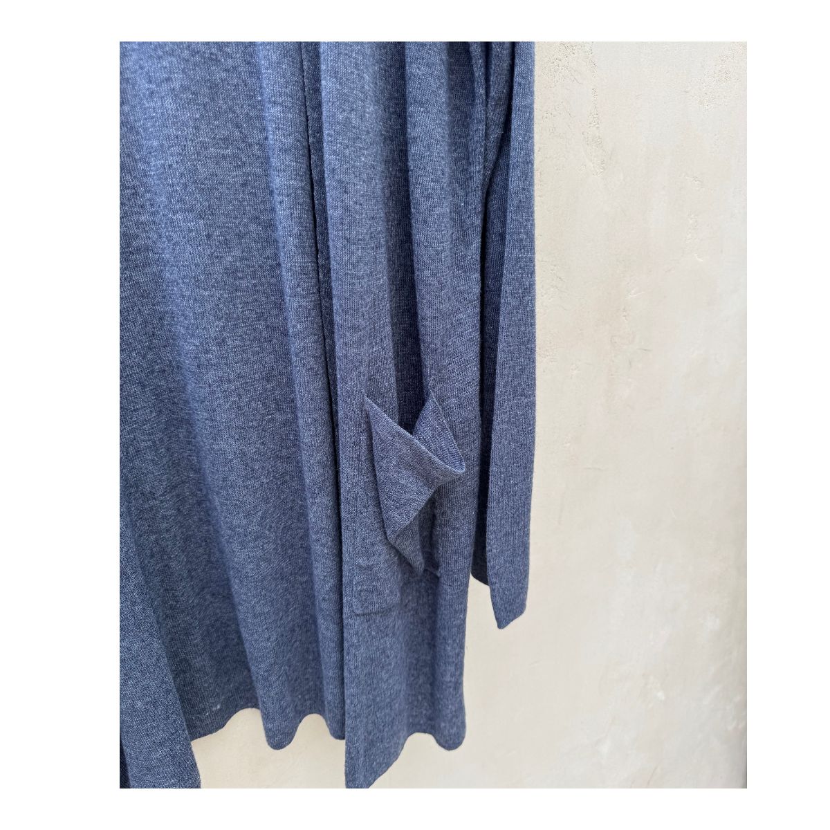 Cardigan Loft en azul indigo con mezcla de 55% lino, talla L y estilo minimalista ideal para armario cápsula