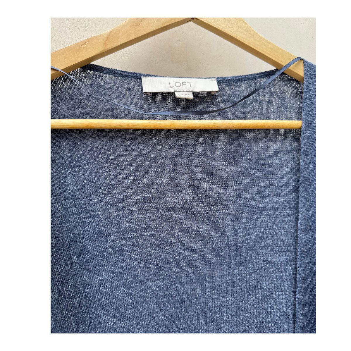 Cardigan Loft en azul indigo con mezcla de 55% lino, talla L y estilo minimalista ideal para armario cápsula
