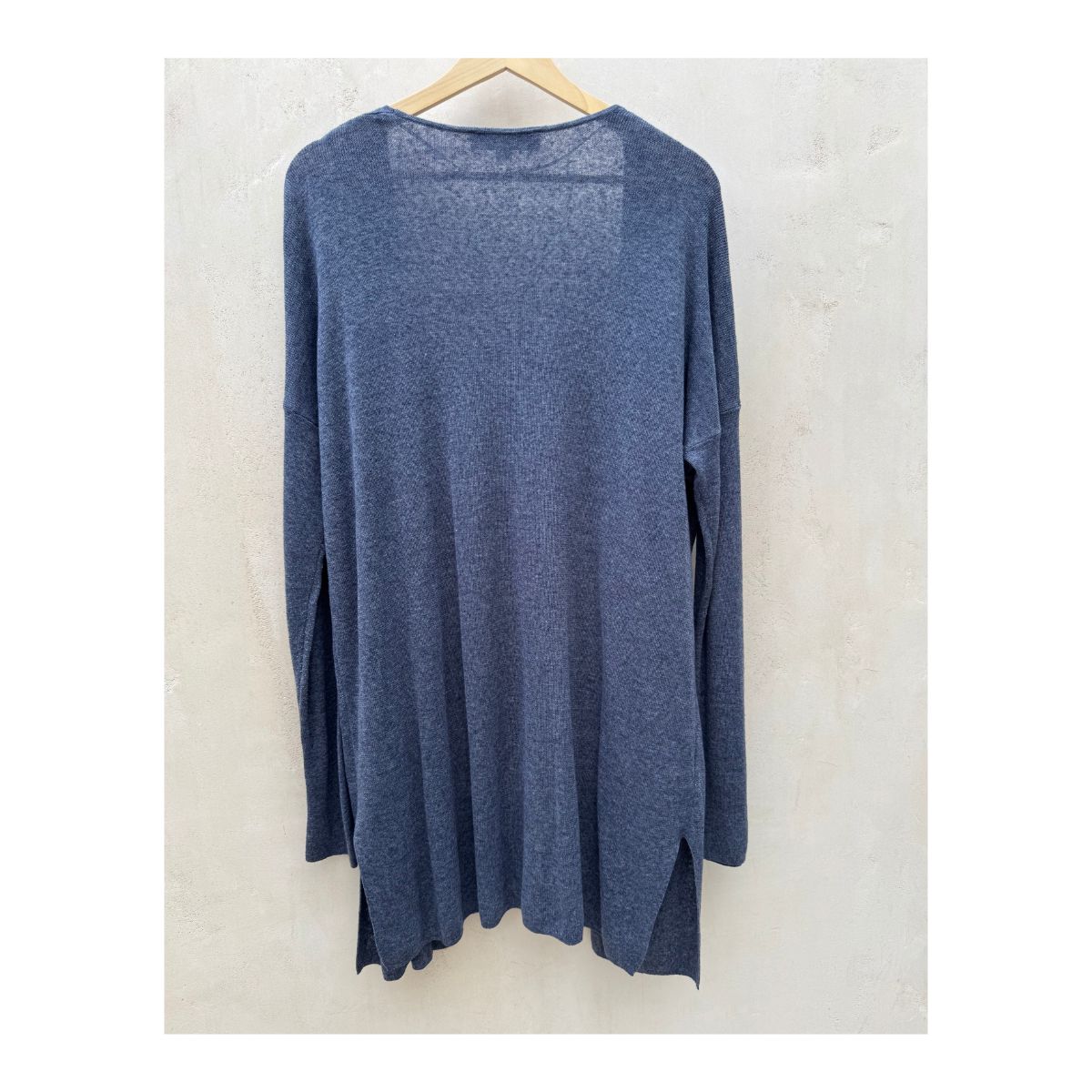 Cardigan Loft en azul indigo con mezcla de 55% lino, talla L y estilo minimalista ideal para armario cápsula