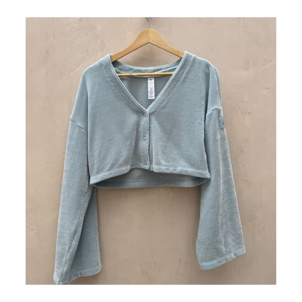 Cardigan Cheniile Chalet de Alo Yoga en azul glaciar de segunda mano. Talla S