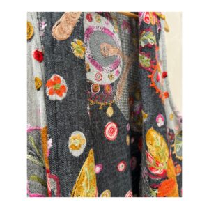 Chaleco artesanal bordado. Hecho en INdia marca Anu. Ropa de segunda mano curada por Amelie. Estilo lagenlook, art to wear.