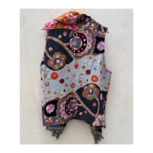 Chaleco artesanal bordado. Hecho en INdia marca Anu. Ropa de segunda mano curada por Amelie. Estilo lagenlook, art to wear.