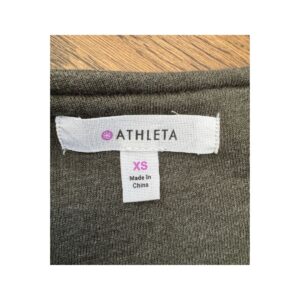 Chaqueta deportiva Athleta verde oliva, modelo Belvedere Quilted Asymmetrical Zip Moto. Ropa deportiva. Athleisure
