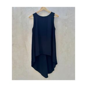 Top negro de seda 100% de segunda mano sin mangas y corte asimétrico de Eileen Fisher en talla petite small. Ropa usada curada por Amelie