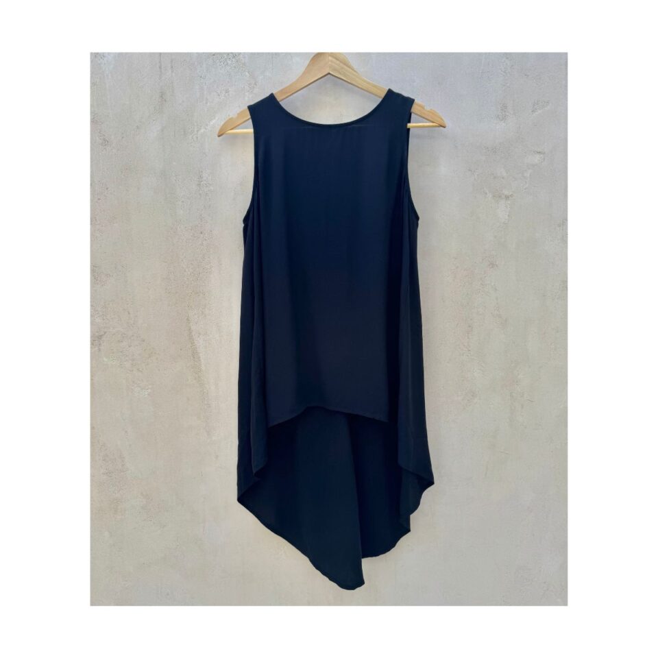 Top negro de seda 100% de segunda mano sin mangas y corte asimétrico de Eileen Fisher en talla petite small. Ropa usada curada por Amelie