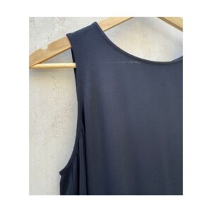 Top negro de seda 100% de segunda mano sin mangas y corte asimétrico de Eileen Fisher en talla petite small. Ropa usada curada por Amelie
