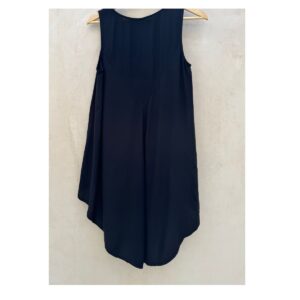 Top negro de seda 100% de segunda mano sin mangas y corte asimétrico de Eileen Fisher en talla petite small. Ropa usada curada por Amelie