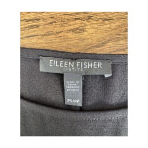 Top negro de seda 100% de segunda mano sin mangas y corte asimétrico de Eileen Fisher en talla petite small. Ropa usada curada por Amelie