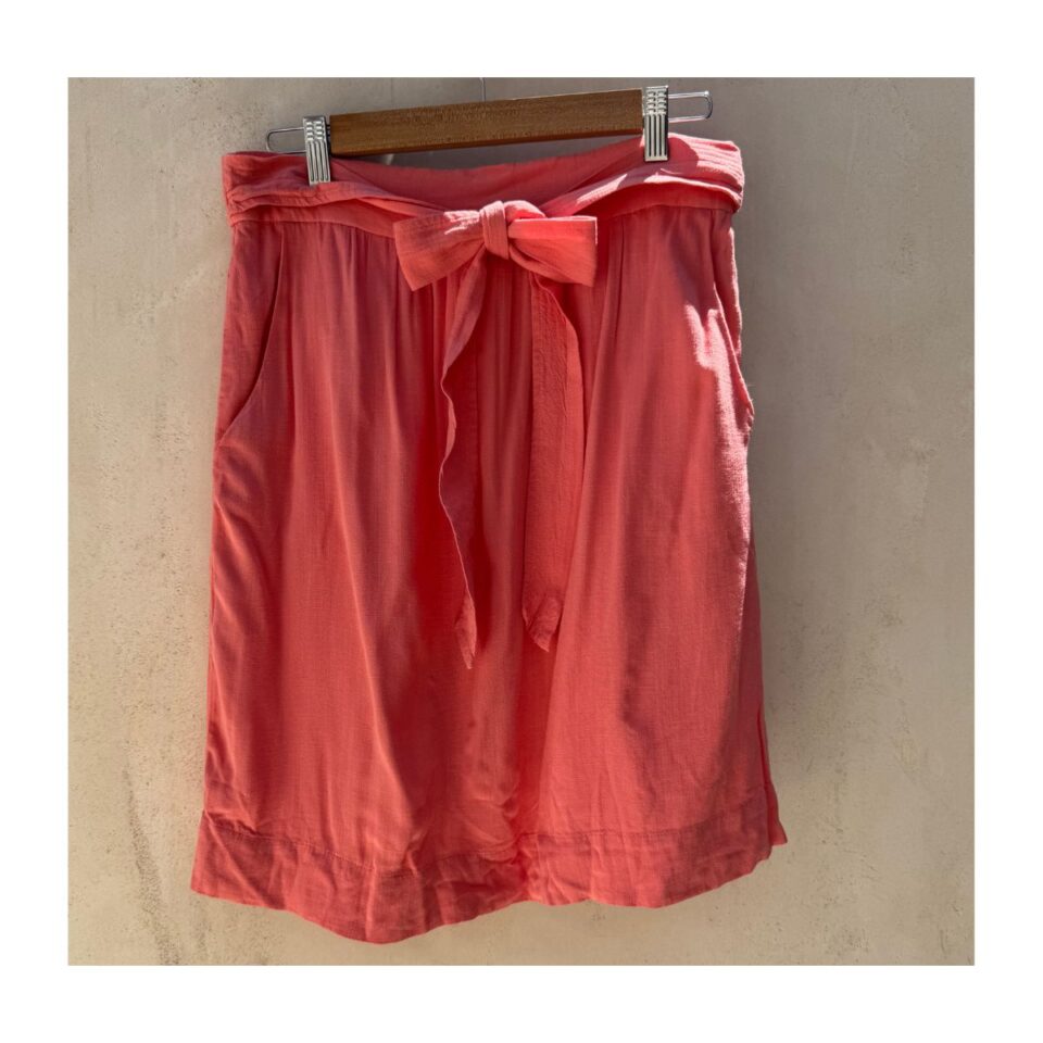 Falda coral Cremieux con cinturón talla 8. ropa usada curada por Amelie