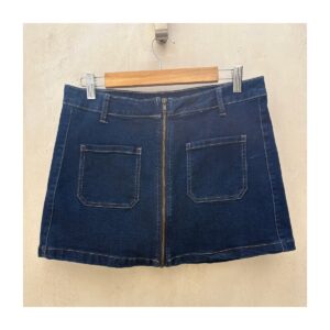 Falda mini en denim de Sincerly Jules con cierre frontal y corte A. Talla 30 y look urbano