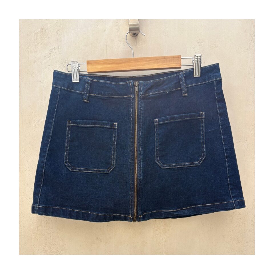 Falda mini en denim de Sincerly Jules con cierre frontal y corte A. Talla 30 y look urbano