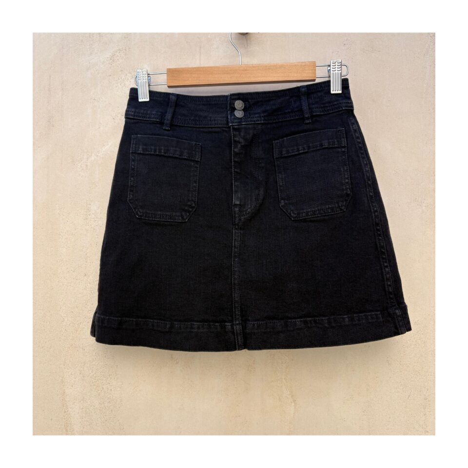 Falda mini Madewell en denim negro y talla 0. Con doble botón. estilo efortless chic